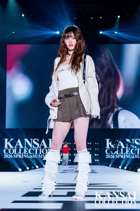 白いジャケットとプリーツスカートのモデル