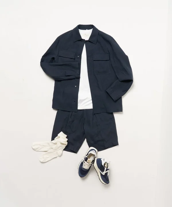 ネイビーのシャツとショートパンツの夏のカジュアルコーディネート