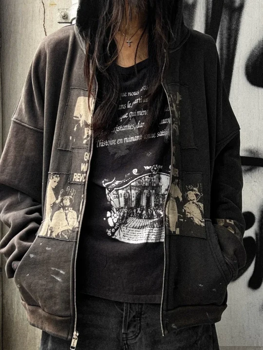 グランジスタイルのフーディーとTシャツ