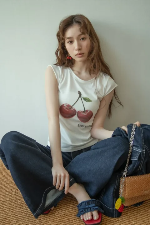 チェリー柄Tシャツとワイドデニム