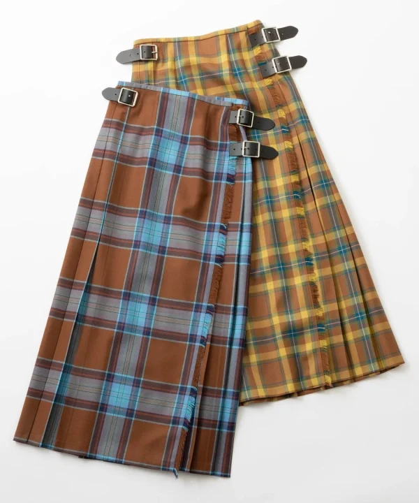 タータンチェック柄プリーツスカートとバックルベルト