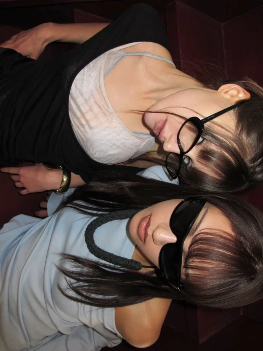 二人組の女性が眼鏡やサングラスを着用