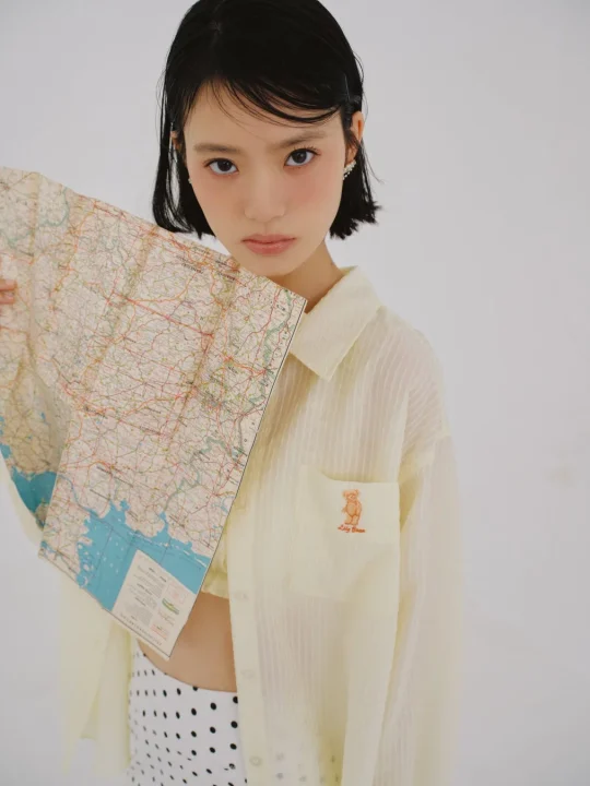 地図を持つ女性