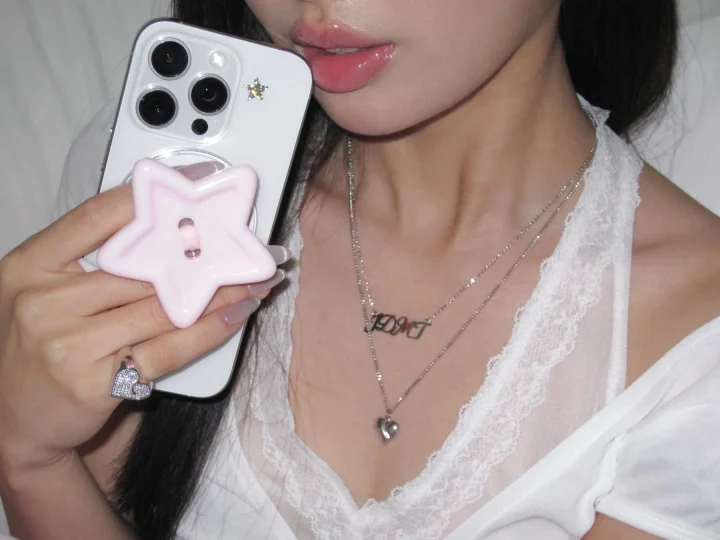 星形スマホグリップを持つ女性のクローズアップ