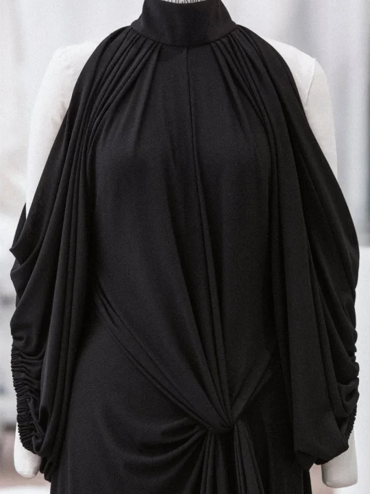 黒いドレスのドレープ