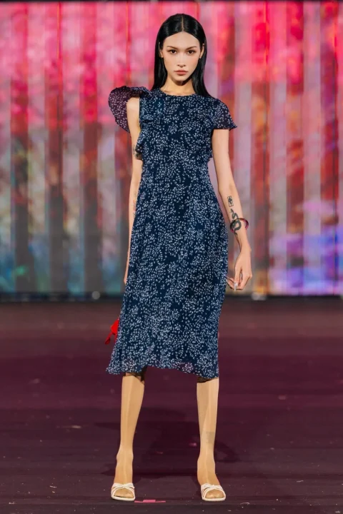 花柄のダークブルーのドレスを着用したモデル