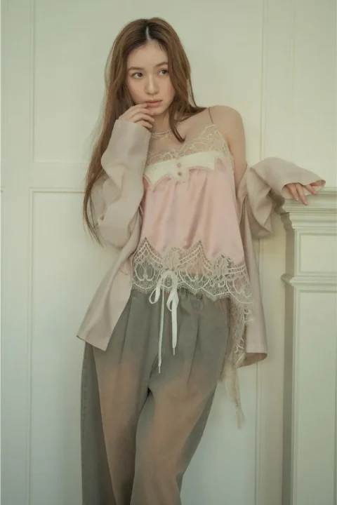 ピンクキャミソールと羽織り