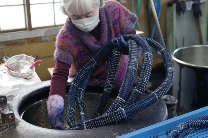 染物作業をする女性