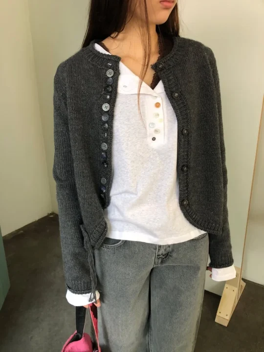 ニットカーディガンのクローズアップ