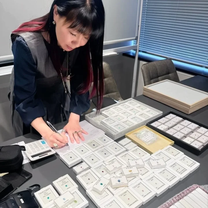 宝石の選別や鑑定作業の様子