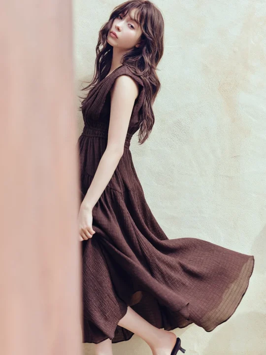 茶色のワンピースを着た女性の屋外ショット