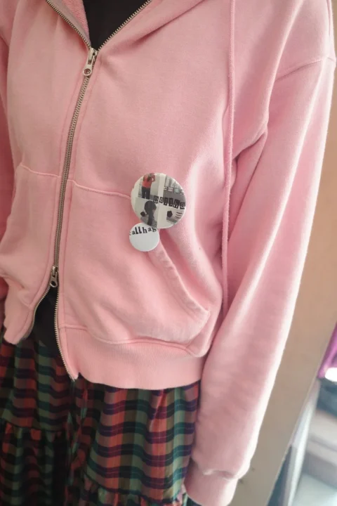 ピンクパーカーとバッジ