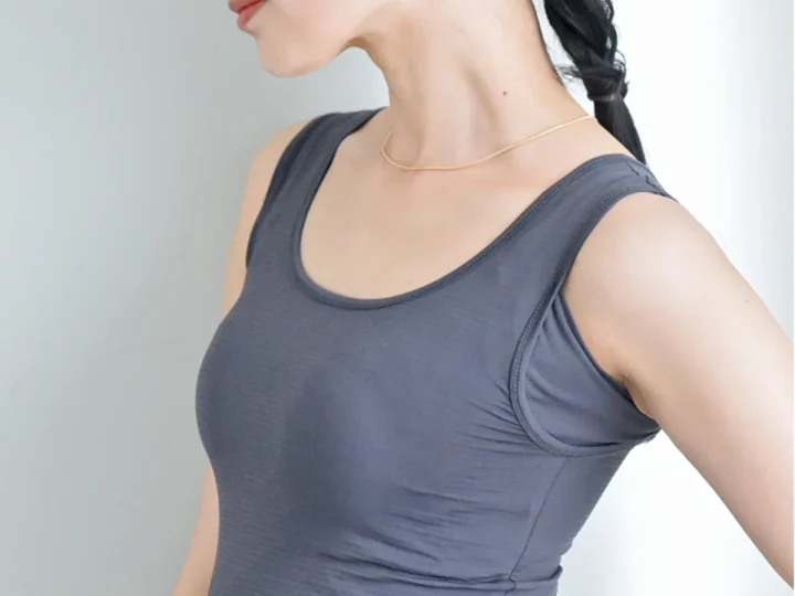 タンクトップを着用した女性のクローズアップ