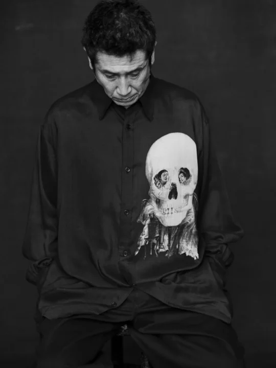 モノクロの男性ポートレート、ドクロシャツ