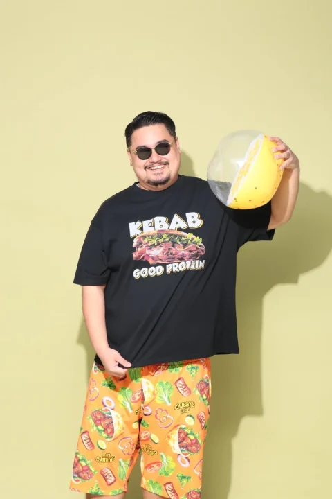 ケバブTシャツと柄物ショーツ