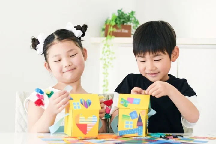 子供たちが工作を楽しむ様子