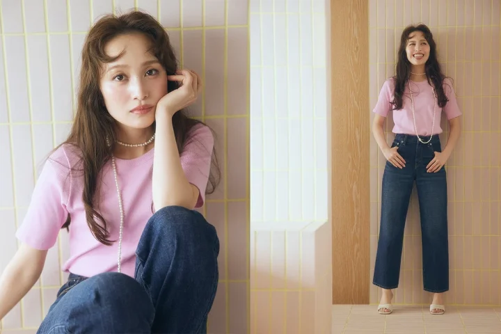 ピンクのTシャツとデニムを着用した女性