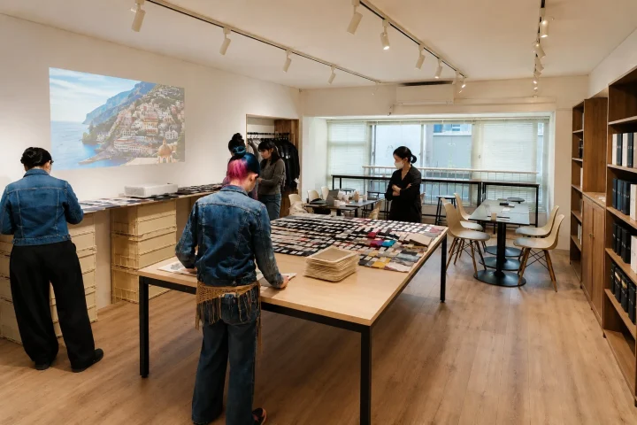 ショールームでの打ち合わせ風景