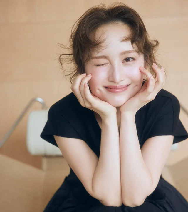 明るい背景の前でウィンクをする百田夏菜子さん