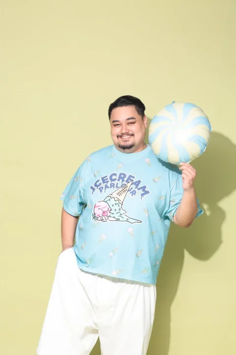 アイスクリーム柄Tシャツと白いパンツ