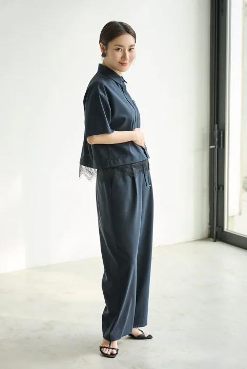 ネイビーのセットアップを着用した女性