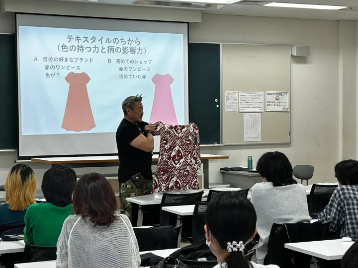 テキスタイル、色、柄の影響力について講義する講師