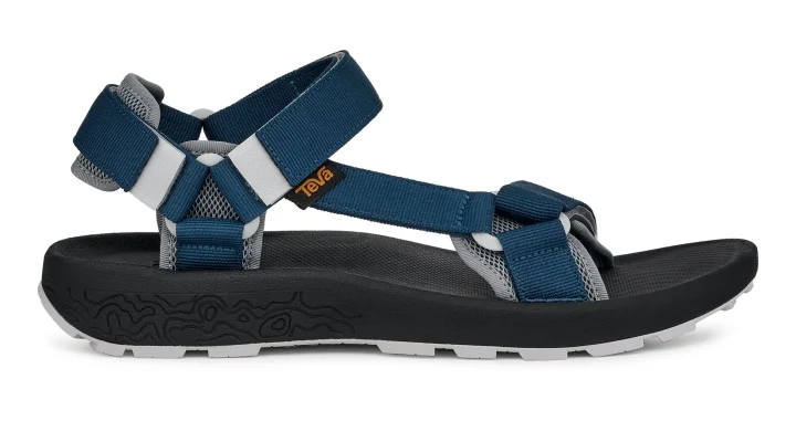 白い背景に、ネイビーとグレーのストラップが付いたアウトドアサンダル「Teva」