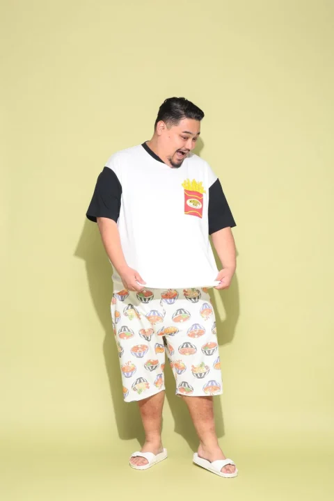 フライドポテト柄Tシャツと丼柄ハーフパンツ