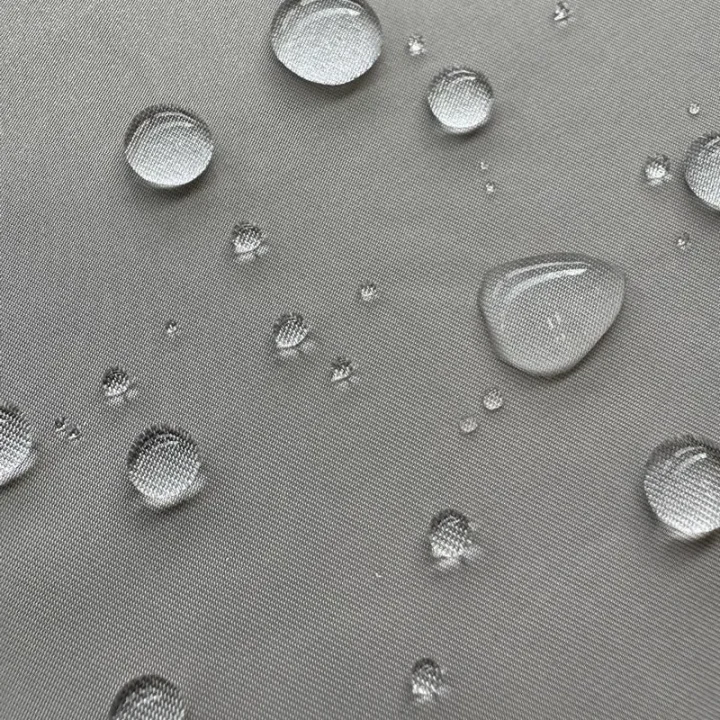 灰色の布地に付着した水滴