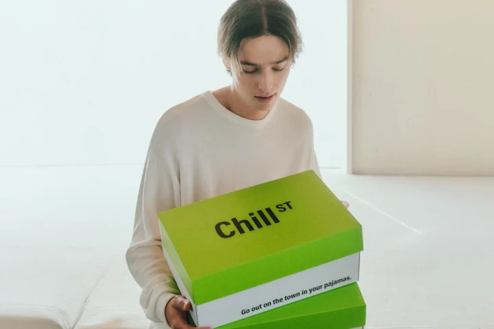 Chill STの箱を抱える男性