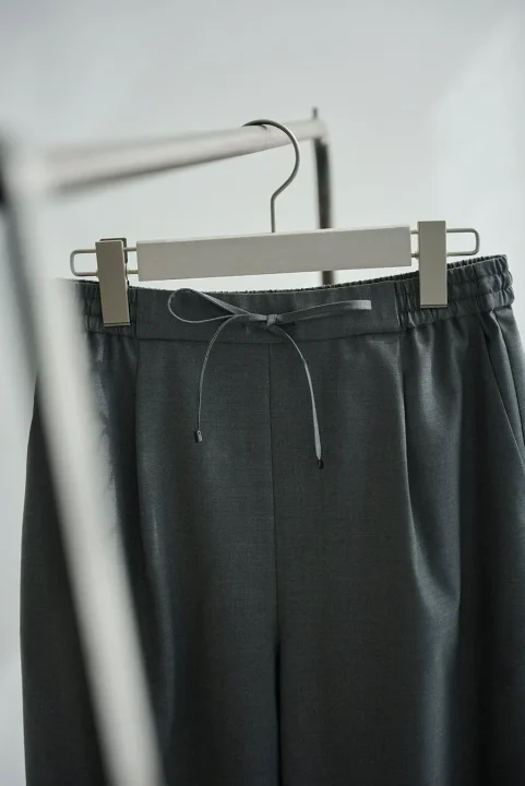 ダークグレーのドローストリング付きパンツ