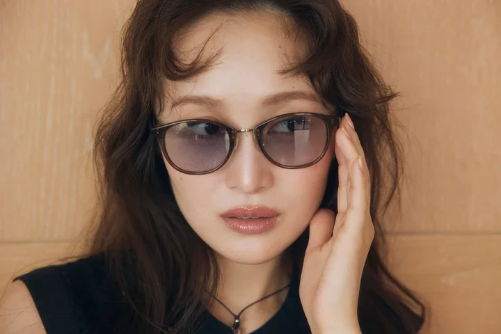 スタイリッシュな眼鏡をかけた女性のクローズアップ