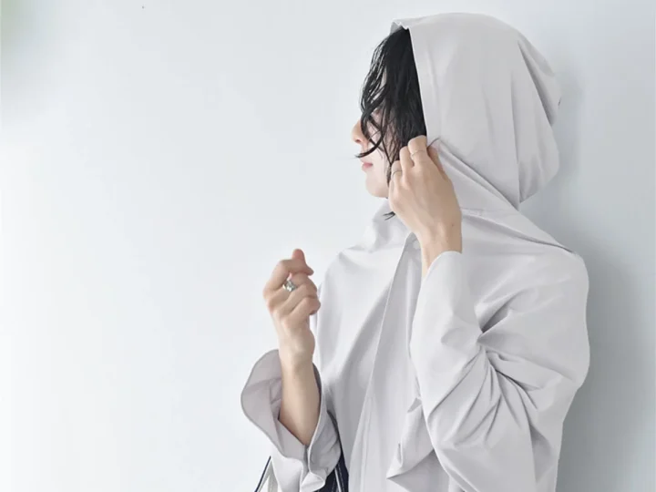 フードをかぶった女性の横顔