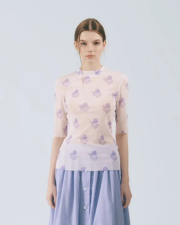 鳥柄シアーシャツを着た女性モデル