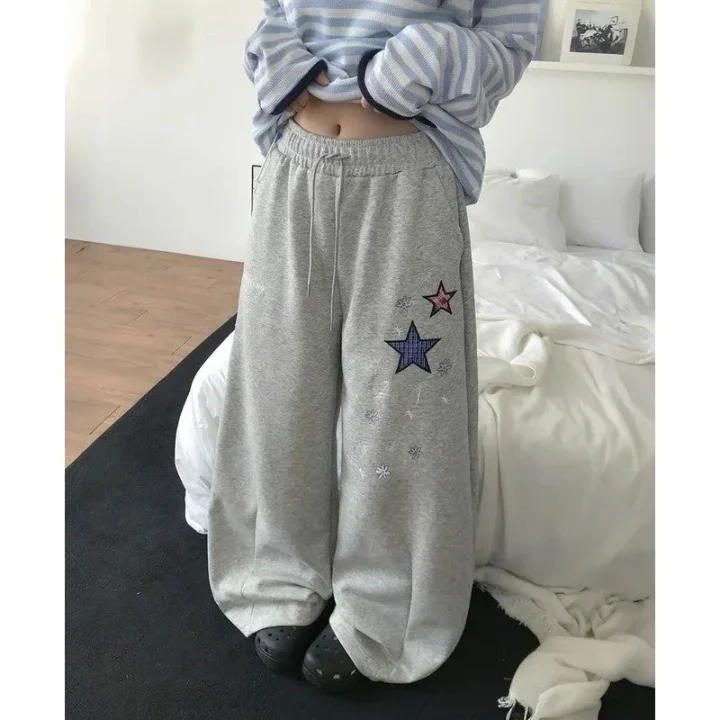 ストライプトップスと星柄ワイドスウェットパンツ