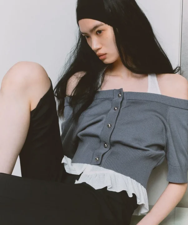 オフショルダーのトップス