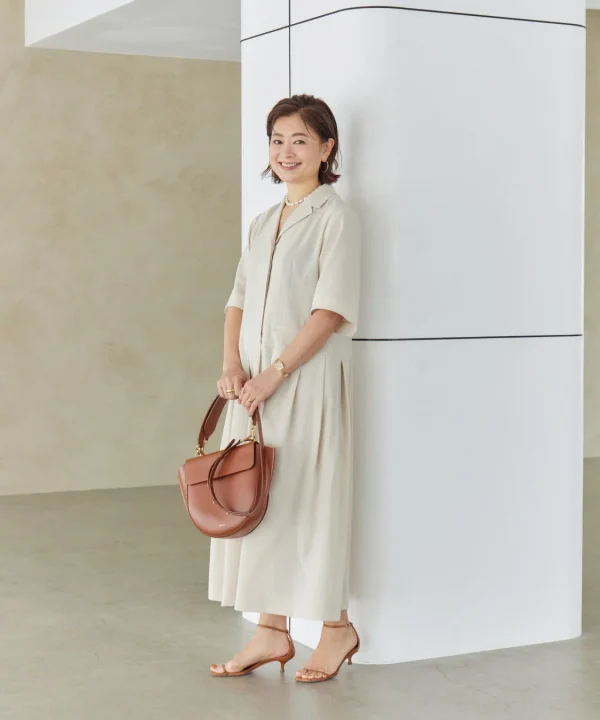 開襟ワンピースの女性