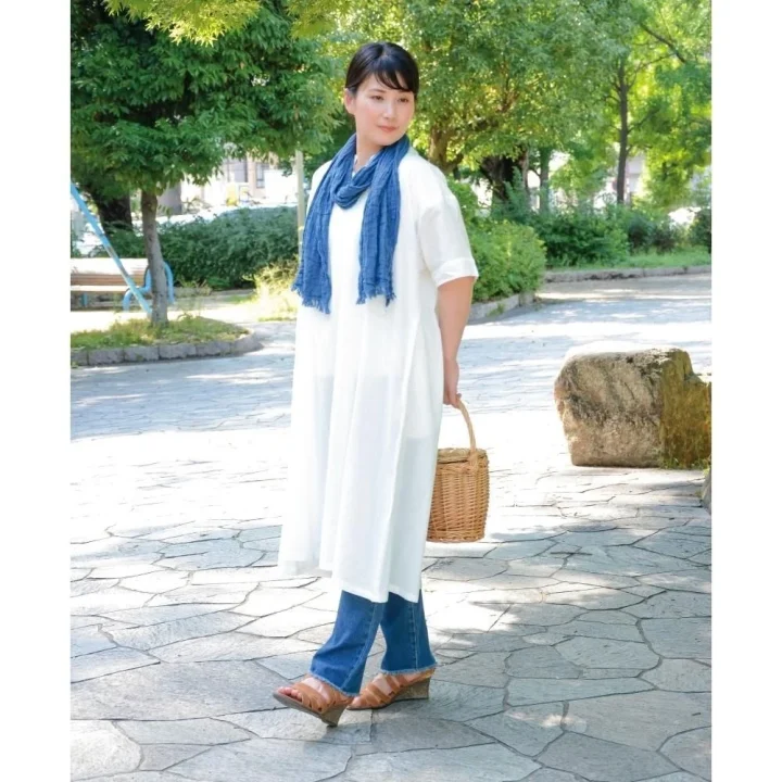 女性が青いスカーフを着用