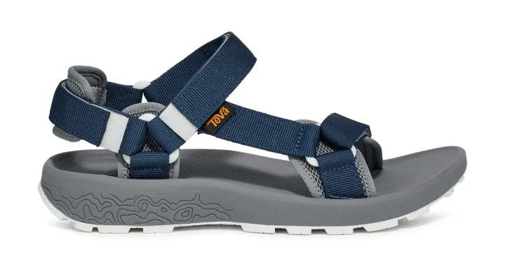 ネイビーとグレーのストラップが特徴的なTeva（テバ）のスポーツサンダル