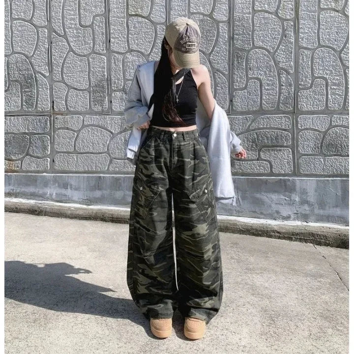 迷彩柄カーゴパンツと黒のクロップトップ