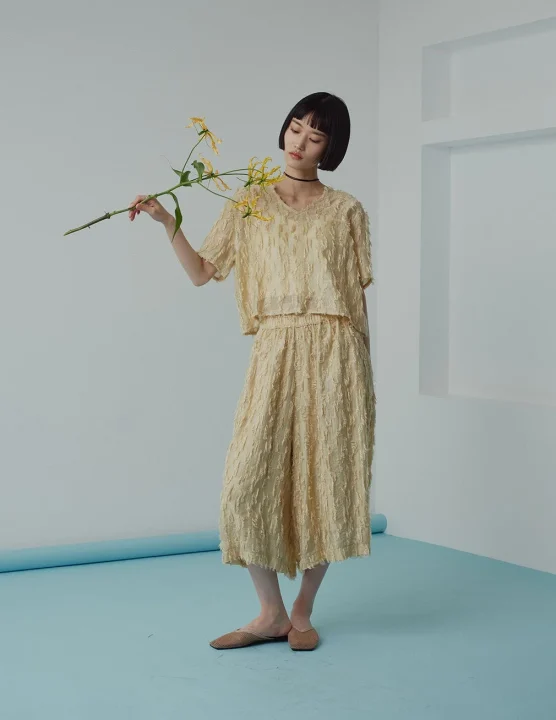 淡い黄色のセットアップ