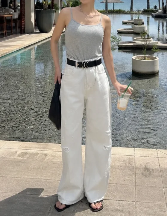 Re:EDIT Wellnessのブラトップを着用した女性モデルの全身