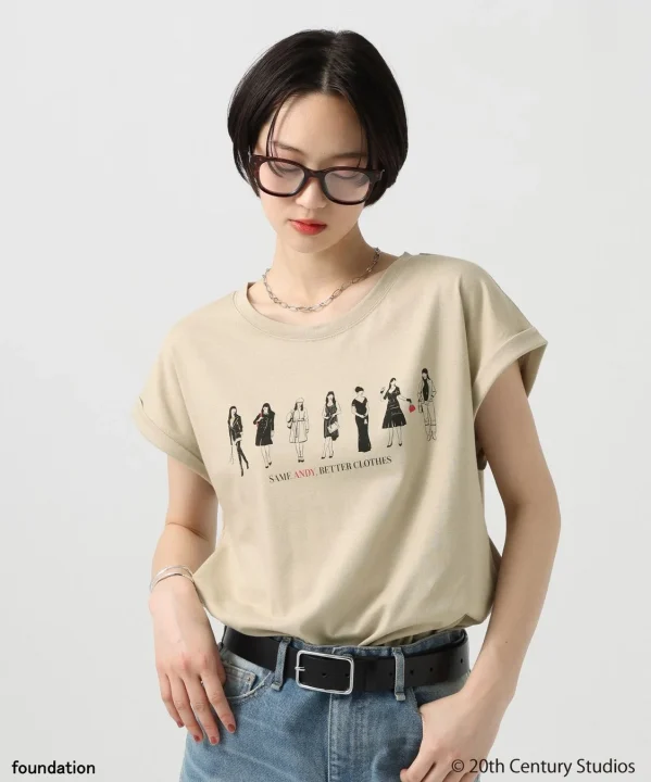 グレージュのTシャツ