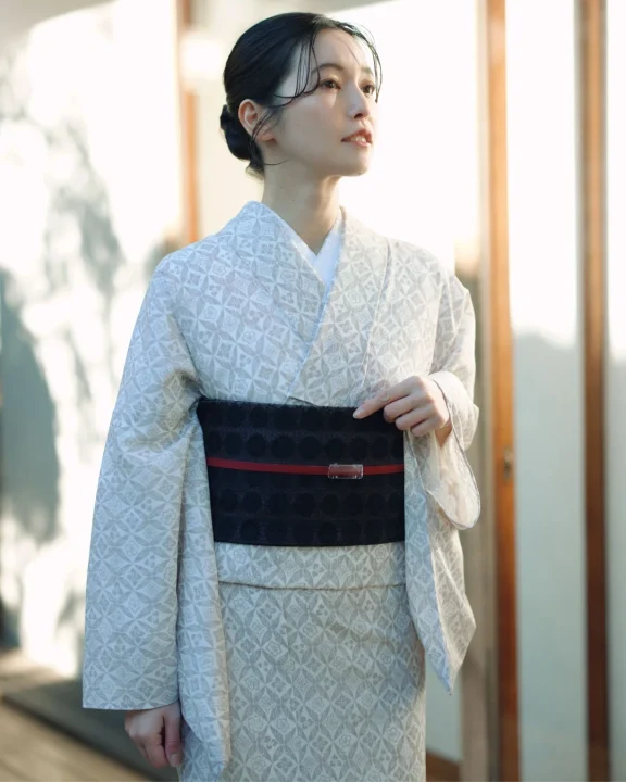 淡い色の着物を着た女性