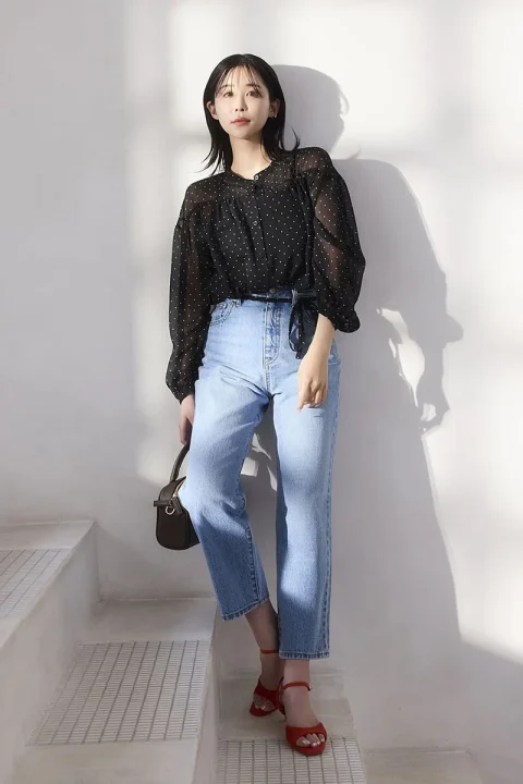MIDDLE RISE STRAIGHT DENIM着用イメージ2