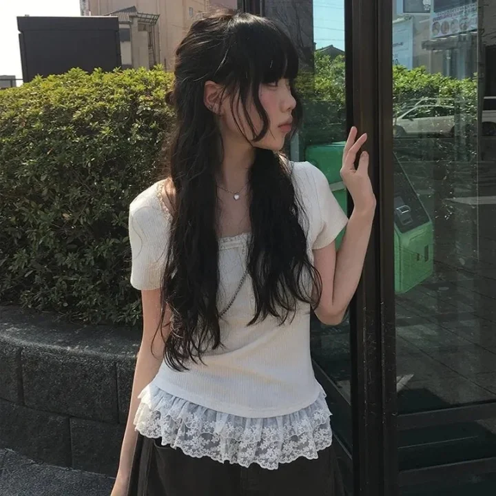 白いレースの裾が特徴的なトップス