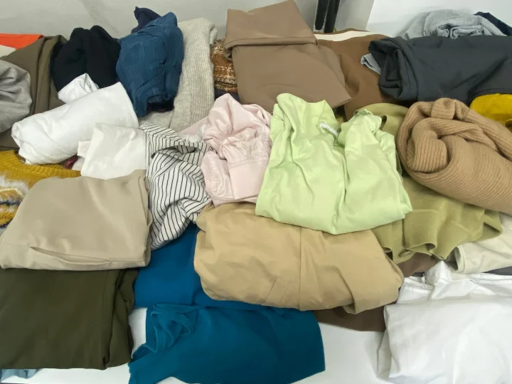 衣類、服、カジュアルウェア、アパレル、ファッション、カラフル、山積み、整理整頓、クローゼット、洗濯物