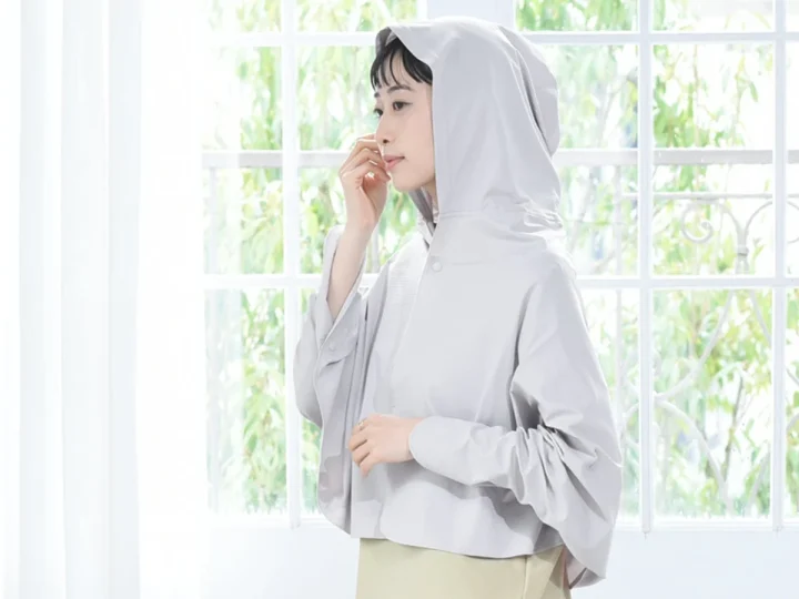 フード付きジャケットを着た女性