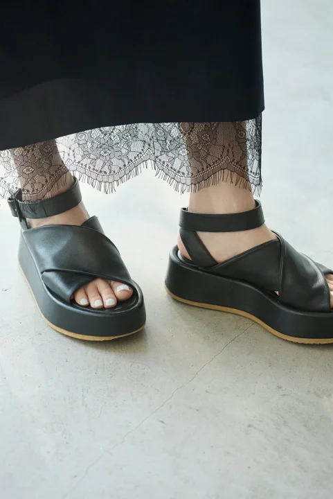 黒い厚底サンダルとレース