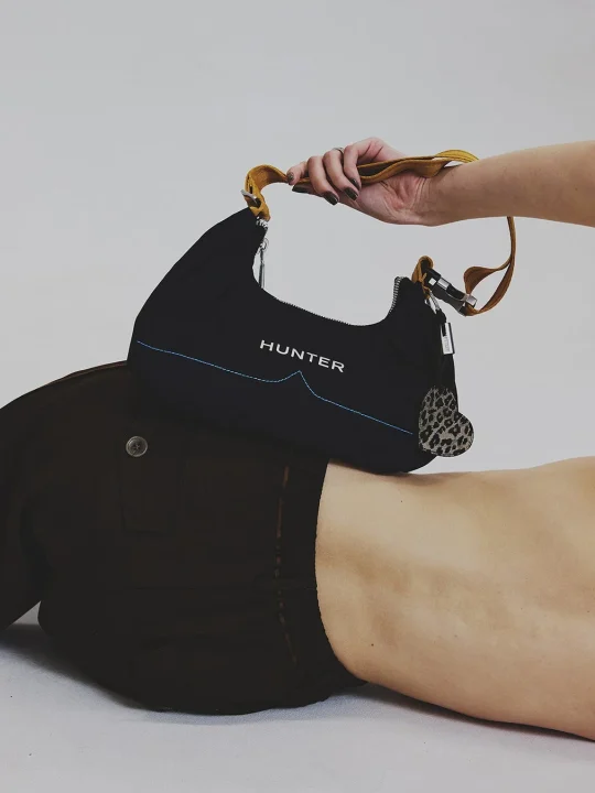 黒い「HUNTER」のバッグを持っている人物